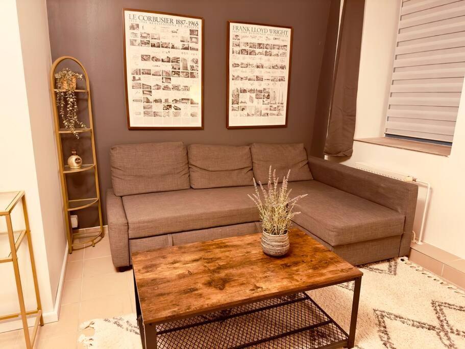 Spacious 70sqm Apartment Sleeps 6 Free Parking