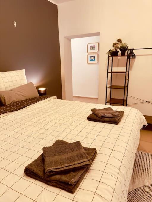 Spacious 70sqm Apartment Sleeps 6 Free Parking