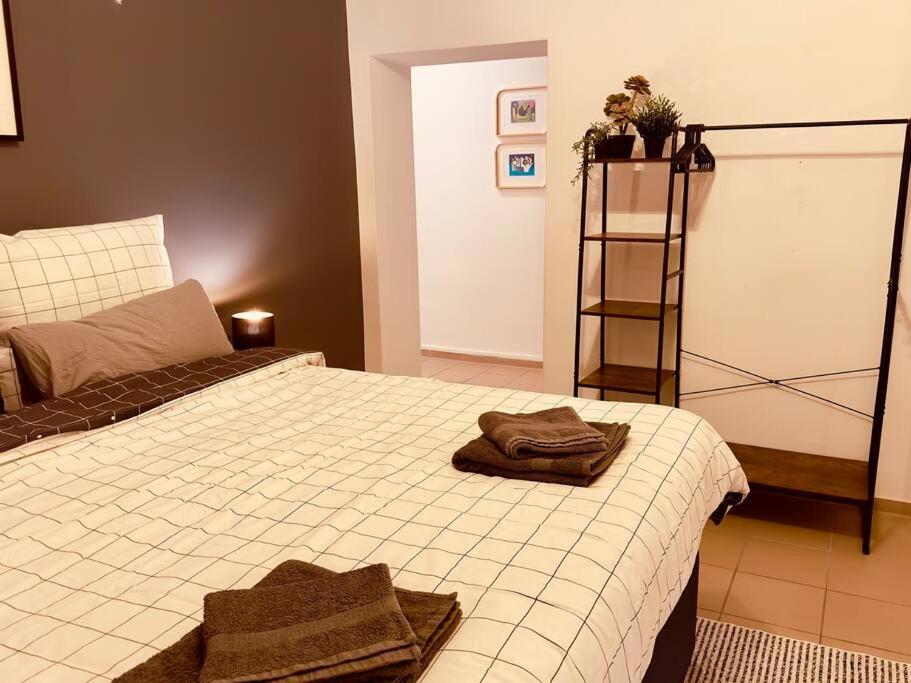 Spacious 70sqm Apartment Sleeps 6 Free Parking