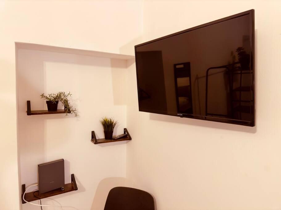 Spacious 70sqm Apartment Sleeps 6 Free Parking