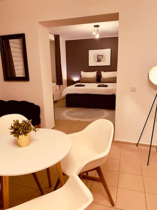 Spacious 70sqm Apartment Sleeps 6 Free Parking