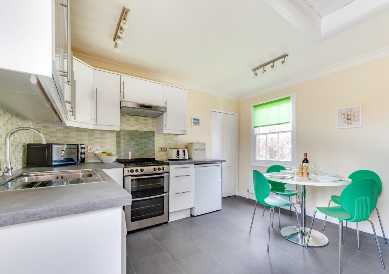3 Bed in Woodbridge oc-tst view 5