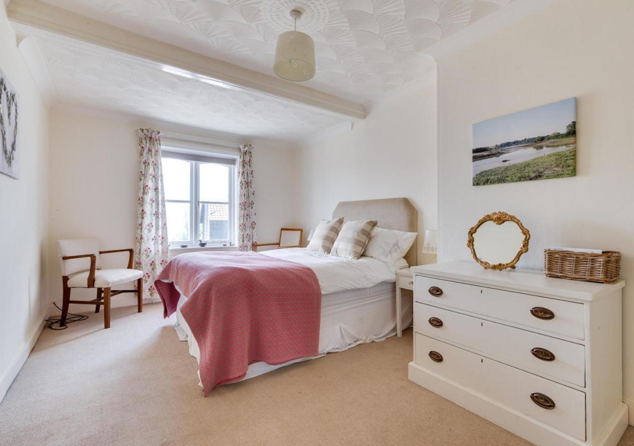 3 Bed in Woodbridge oc-tst view 4