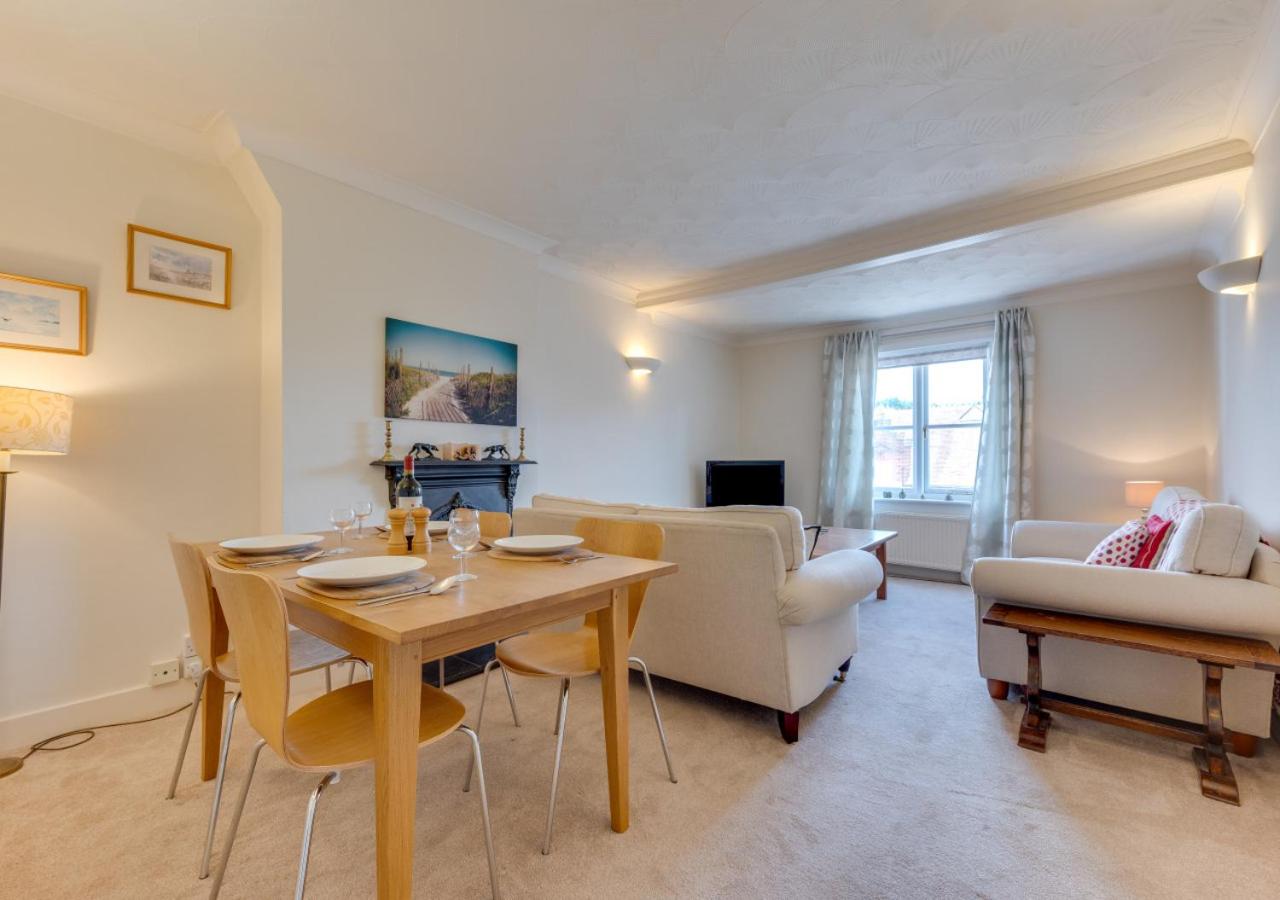 3 Bed in Woodbridge oc-tst view 3