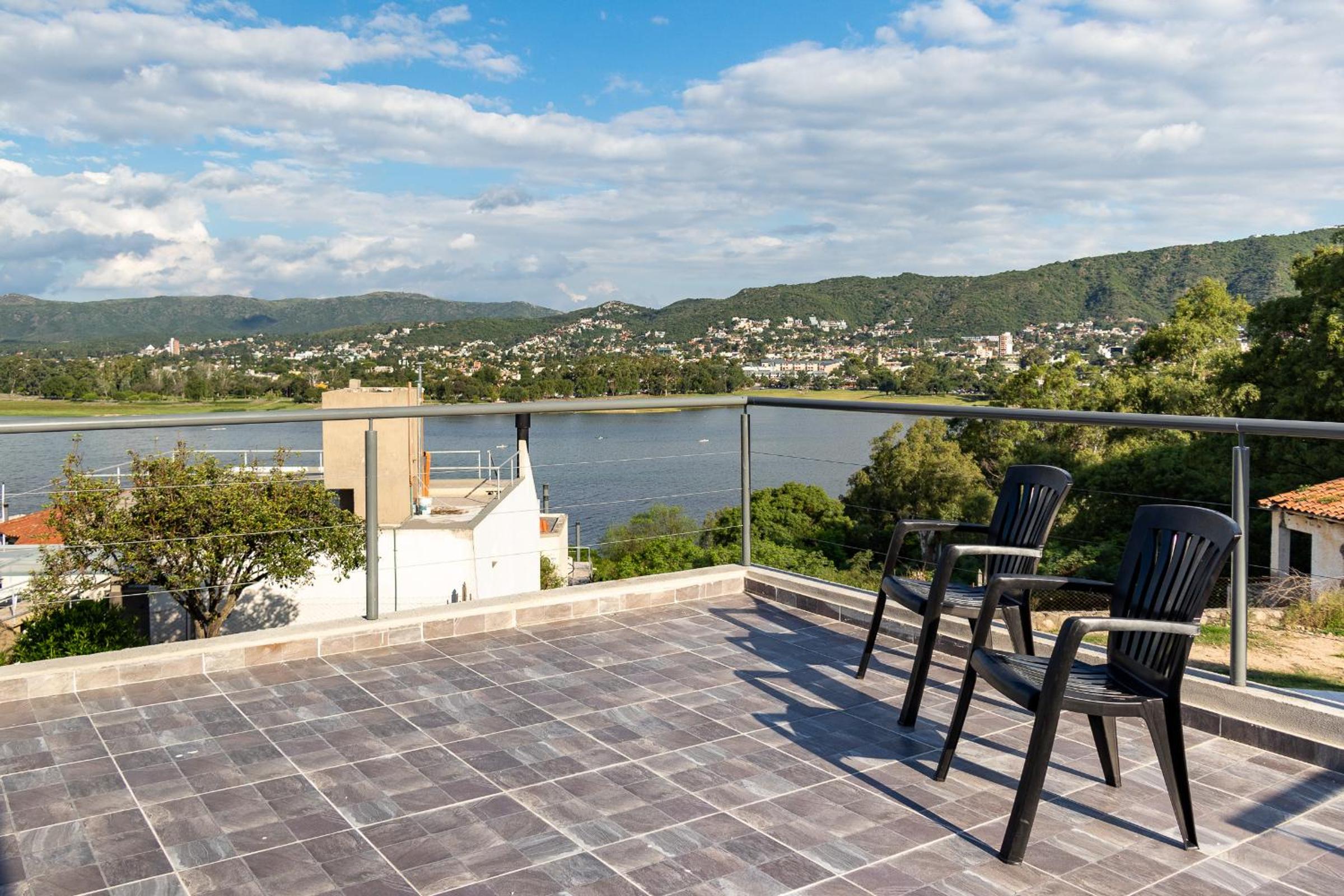 Casa con vista plena al lago y a la ciudad de Villa Carlos Paz IG alquilervillacarlospaz