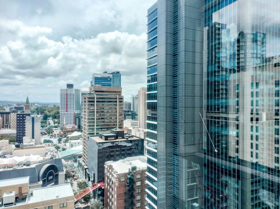 Location! Inner City 1B1B Apt w/Pool,Gym, Sauna