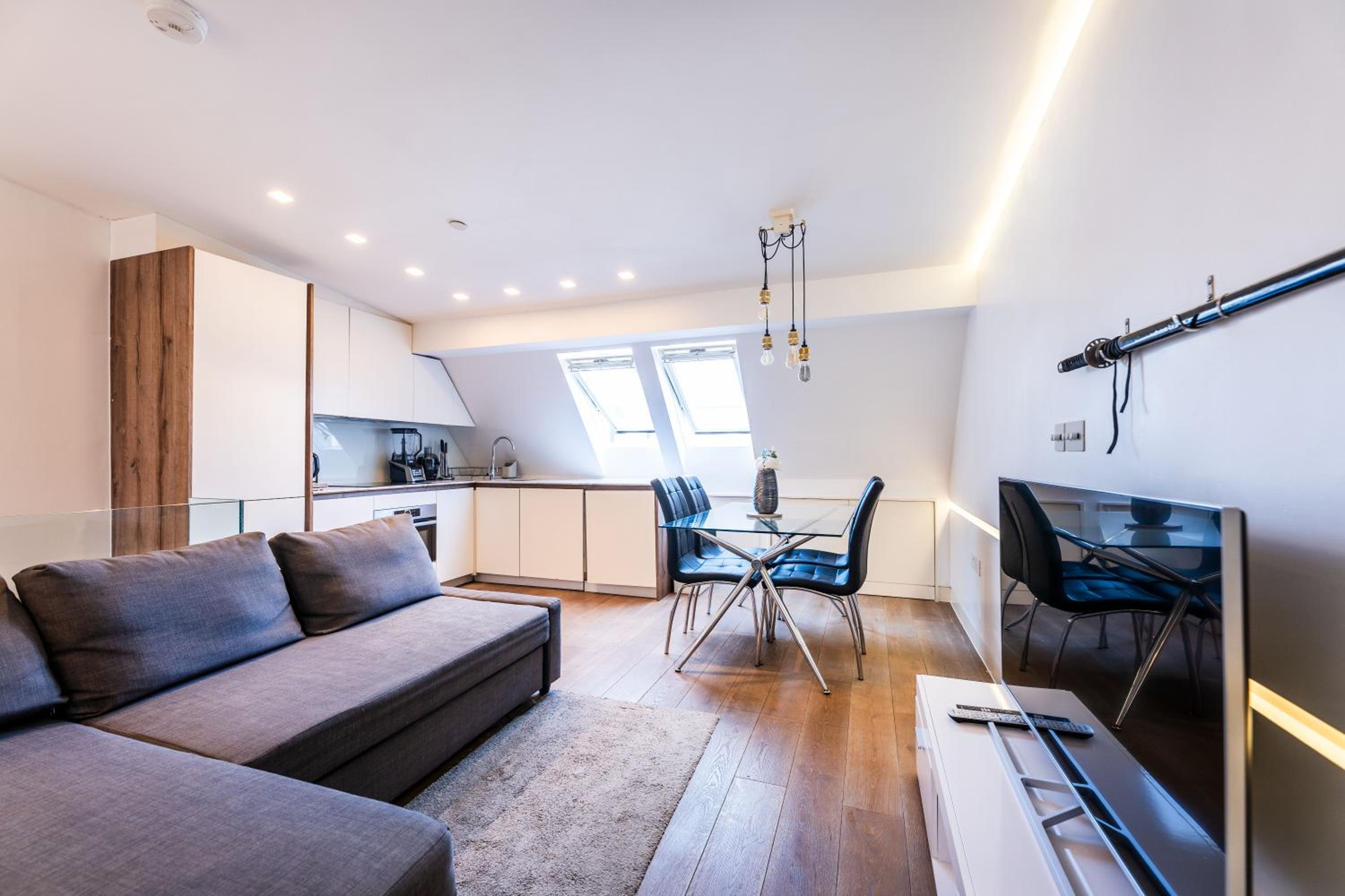 Elegant Mews Apartment view 2