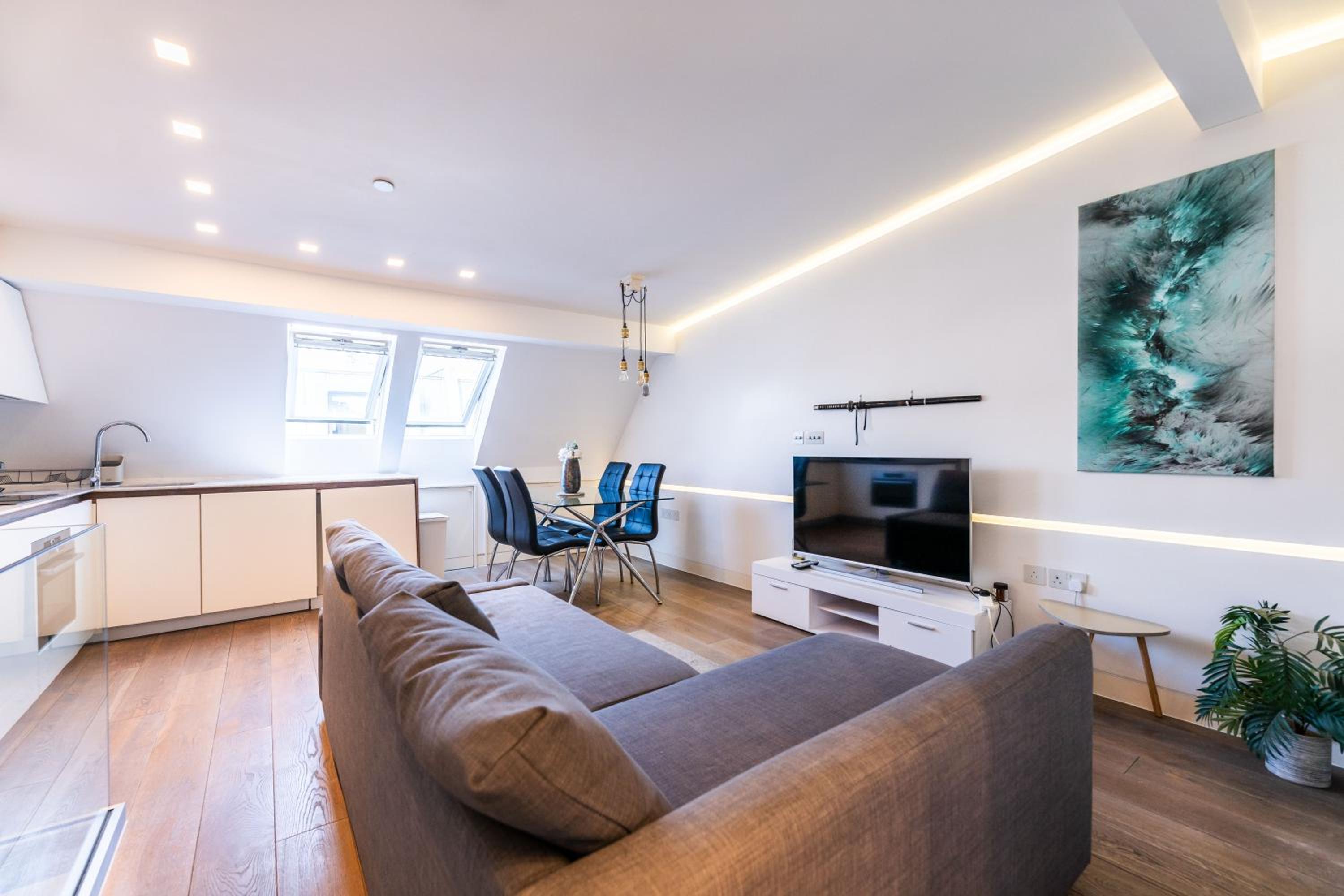 Elegant Mews Apartment view 3