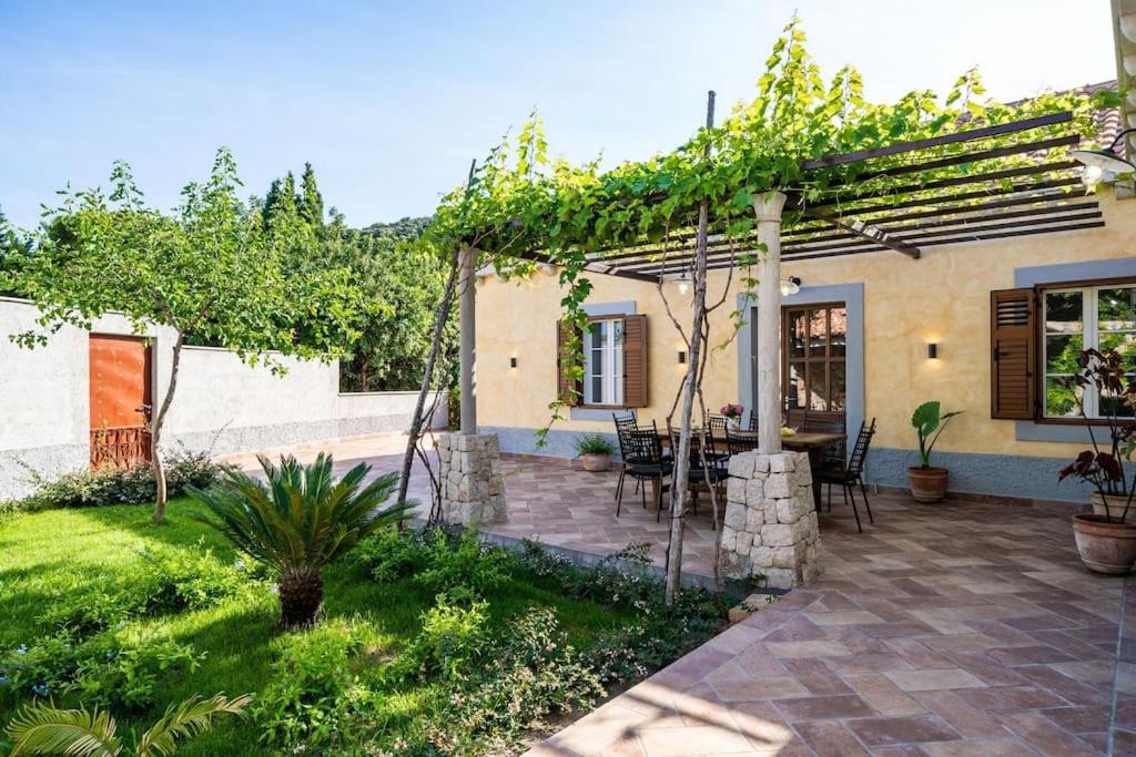 Peaceful Villa Palma with a pool in Dubrovnik