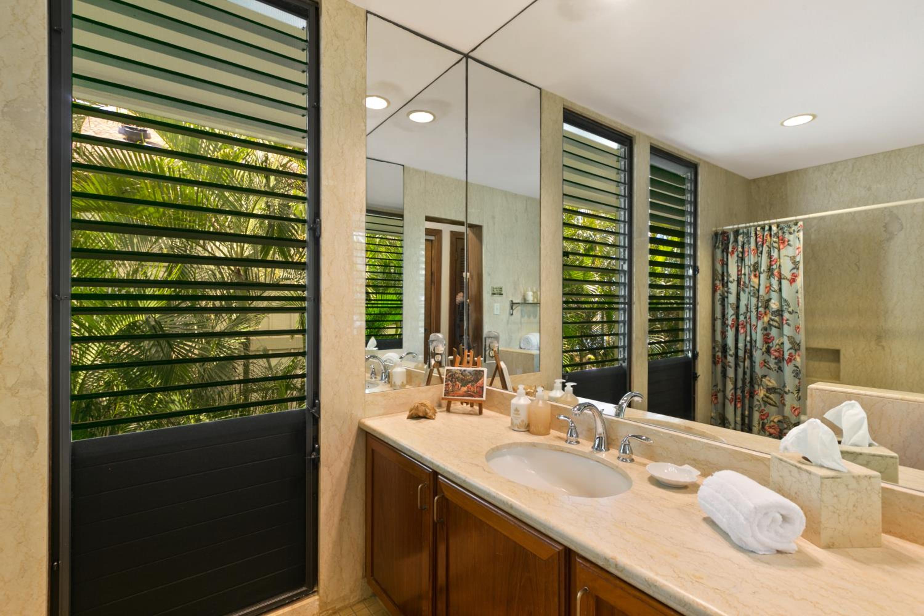 Oceanfront Corner Villa w Air Conditioning - Alekona Kauai