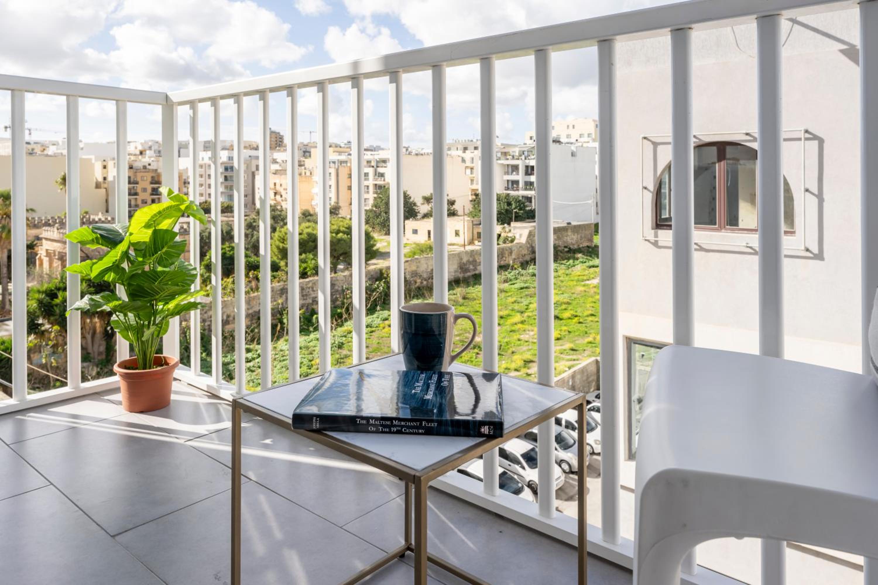 Bright spacious getaway close to the Sea view 2