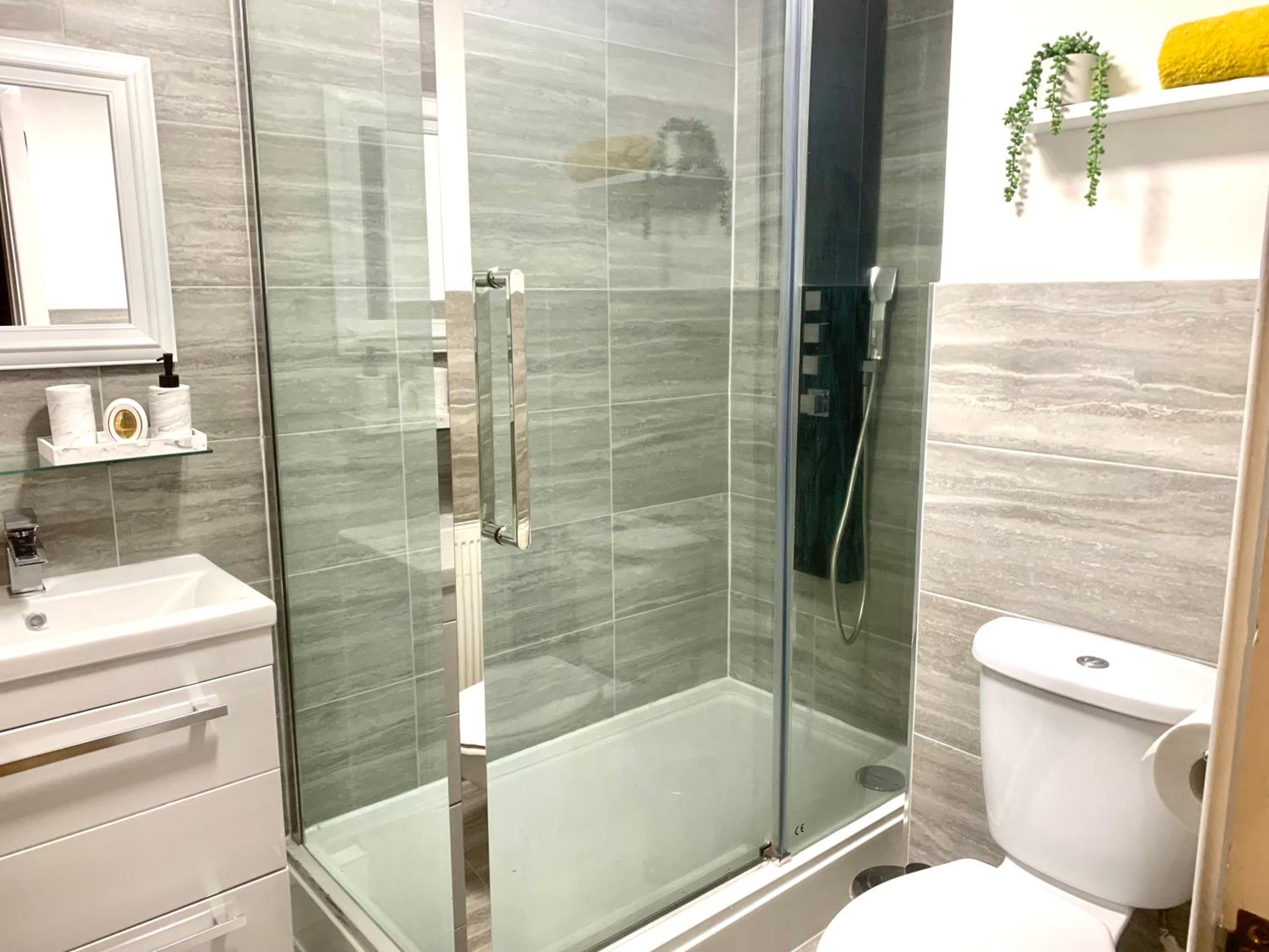 Spacious 3BR City Centre Apartment Free Parking