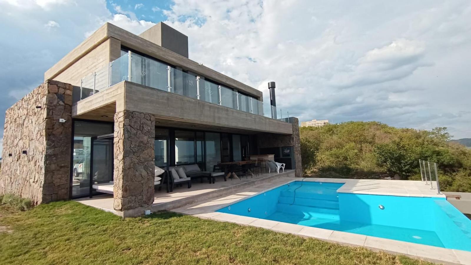 Casas Frente al Lago en Barrio Privado Punta Peñon