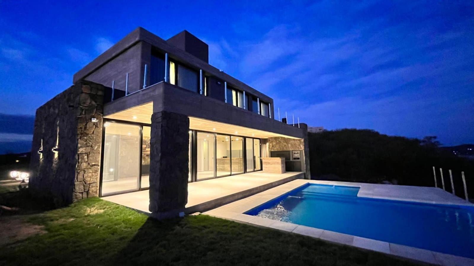 Casas Frente al Lago en Barrio Privado Punta Peñon