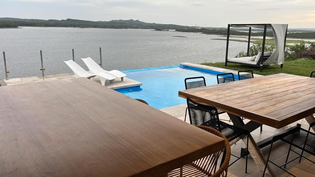 Casas Frente al Lago en Barrio Privado Punta Peñon