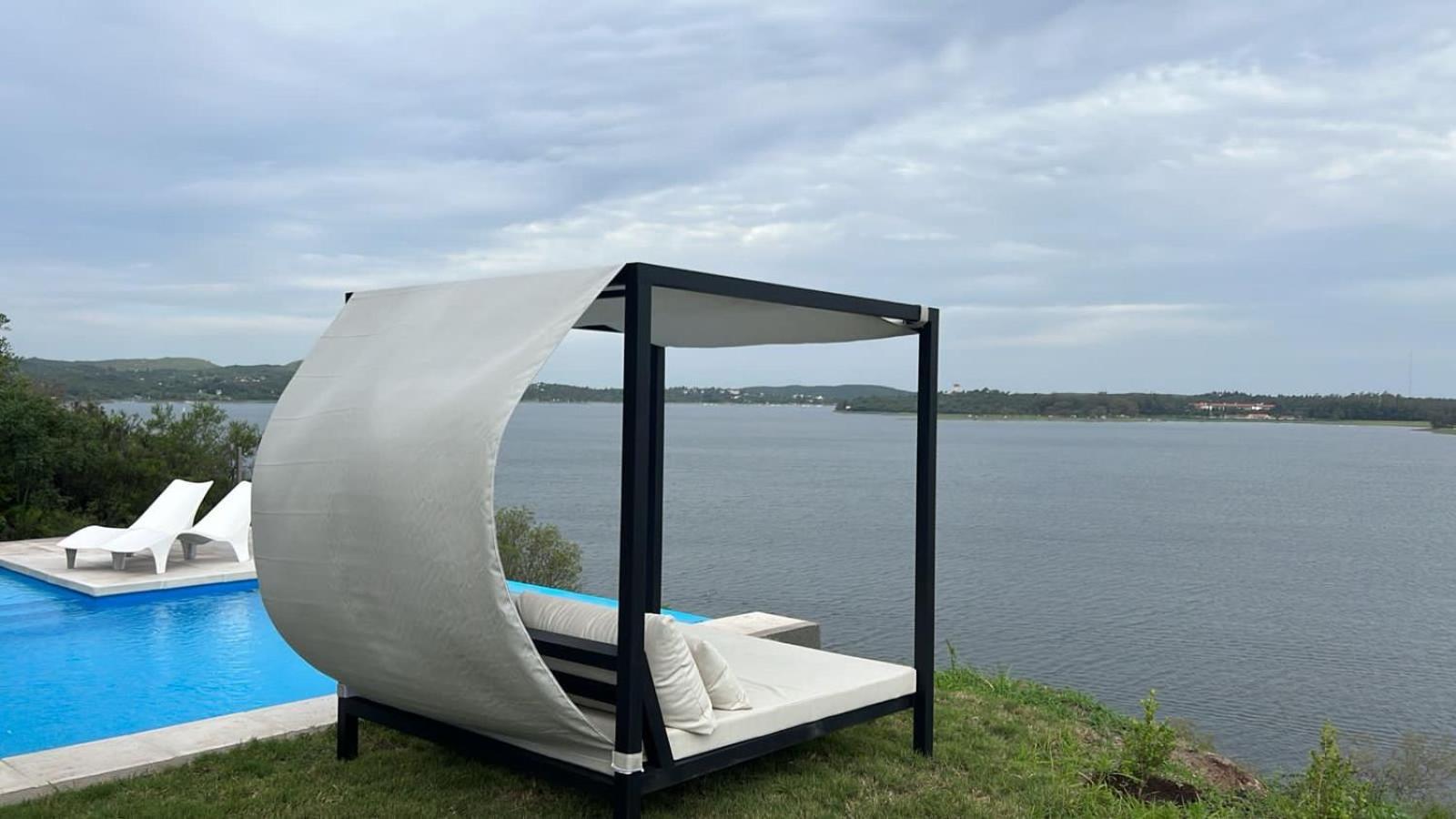 Casas Frente al Lago en Barrio Privado Punta Peñon