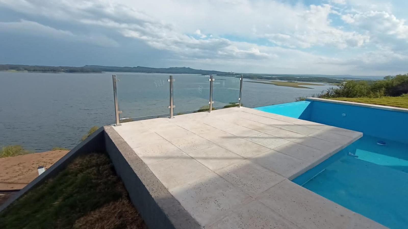 Casas Frente al Lago en Barrio Privado Punta Peñon