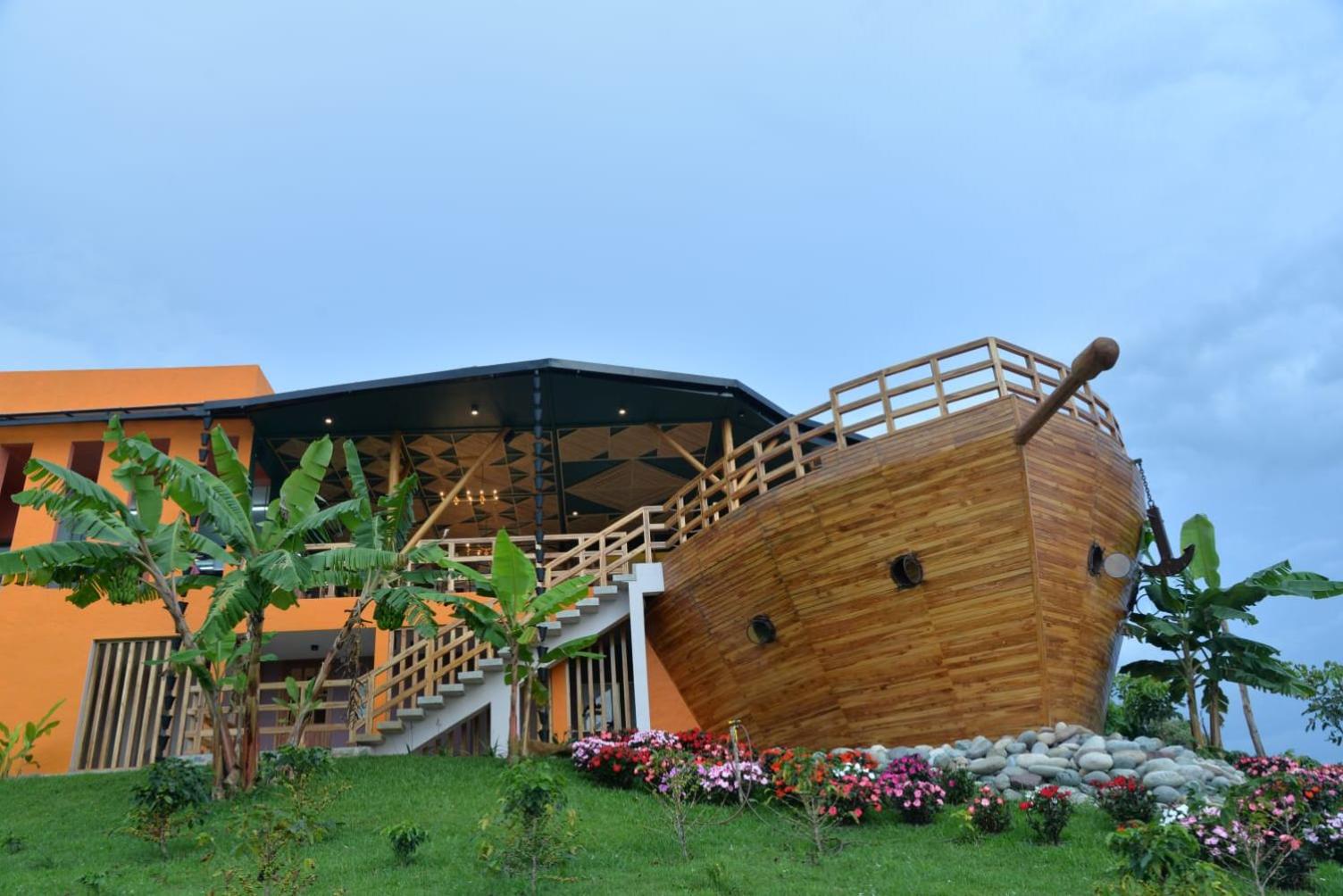 LA HERMOSA CASA AMARILLA