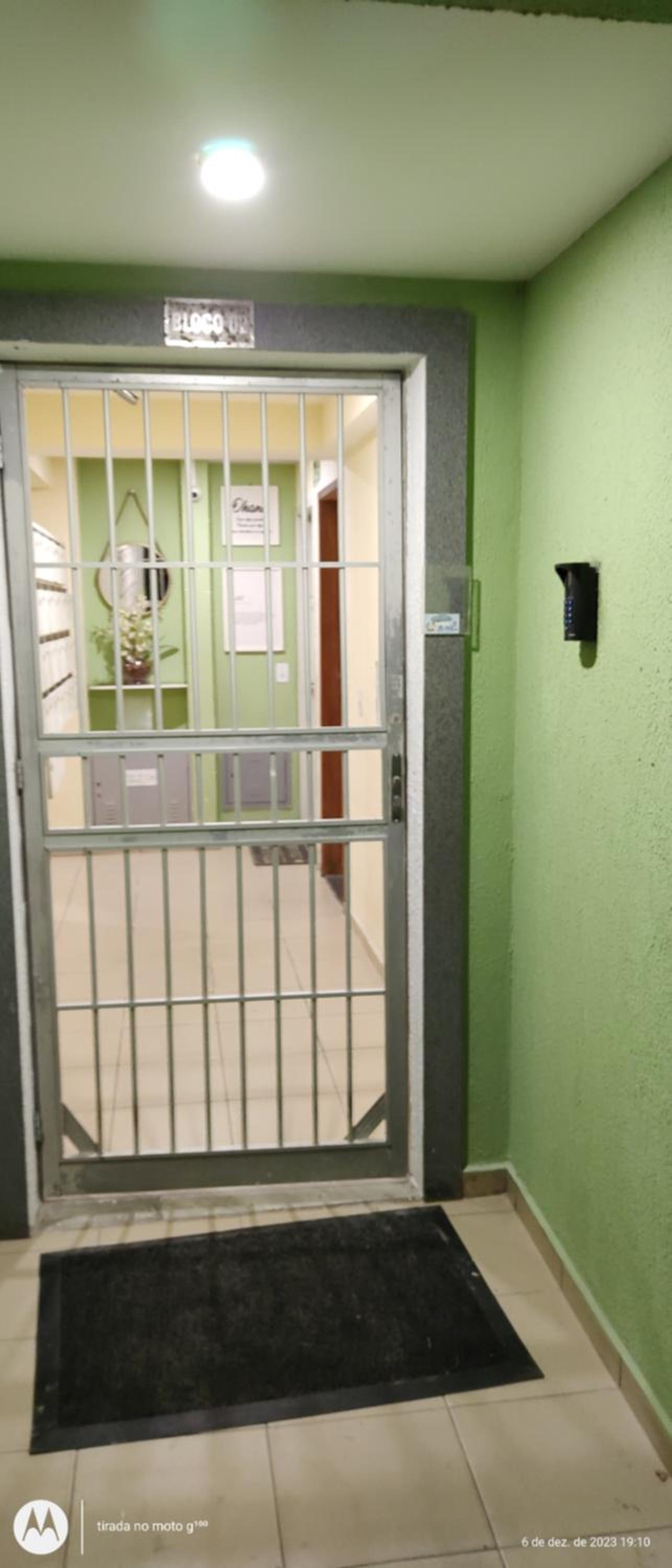 Em Natal, aptº 2/4 inteiro em condomínio fechado.