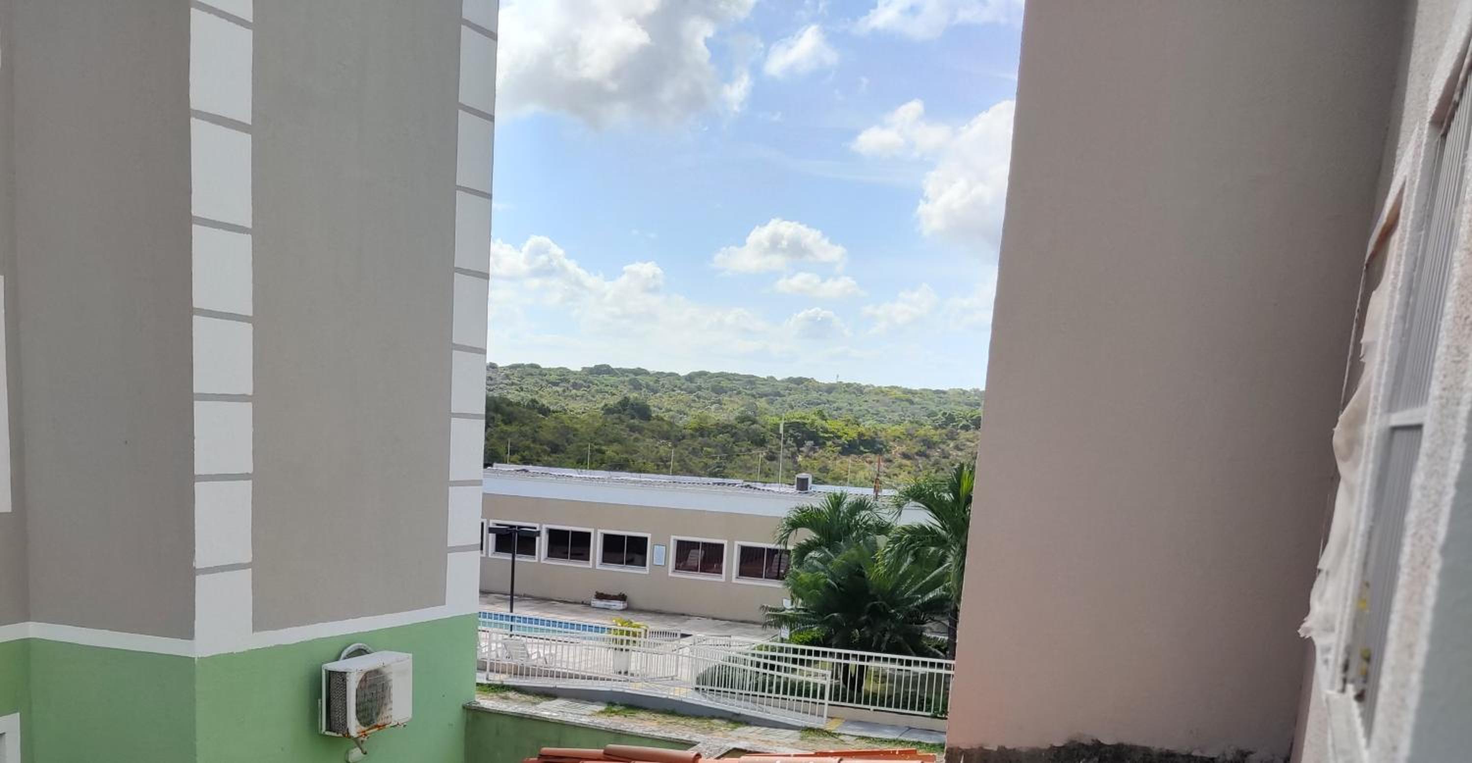 Em Natal, aptº 2/4 inteiro em condomínio fechado.