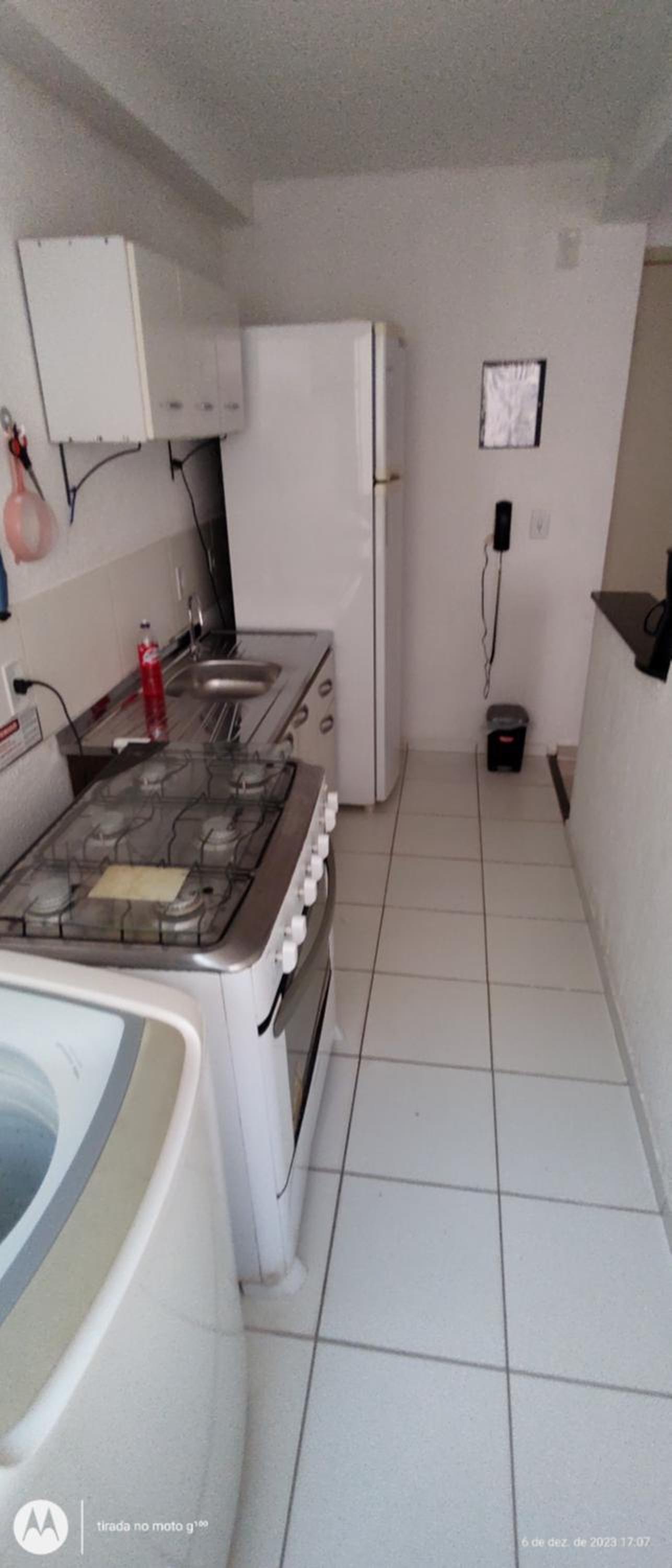 Em Natal, aptº 2/4 inteiro em condomínio fechado.