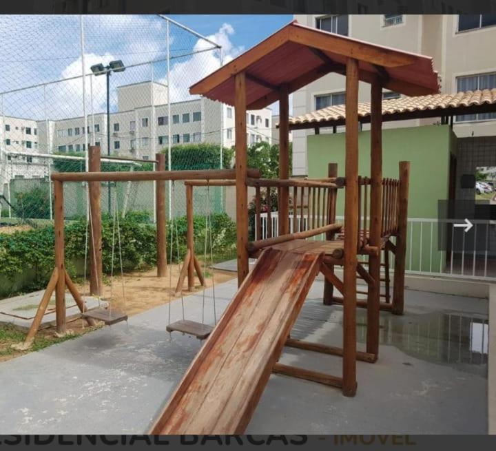 Em Natal, aptº 2/4 inteiro em condomínio fechado.