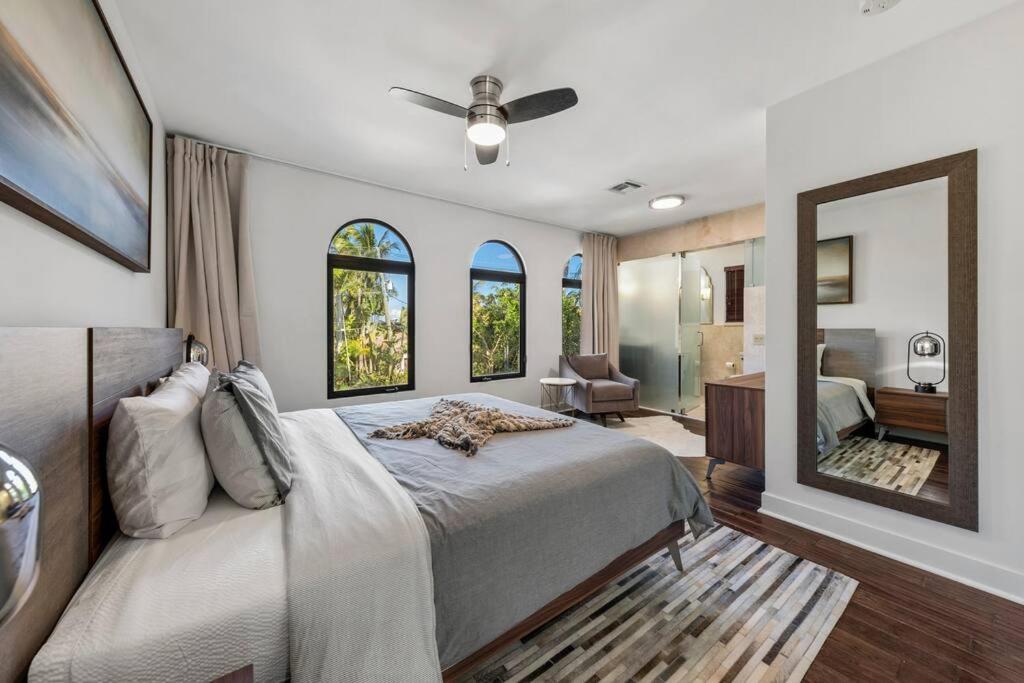 Tropical Waterfront 7 Bedroom House in Seven Isles