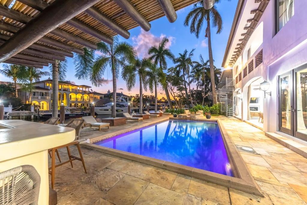 Tropical Waterfront 7 Bedroom House in Seven Isles view 4