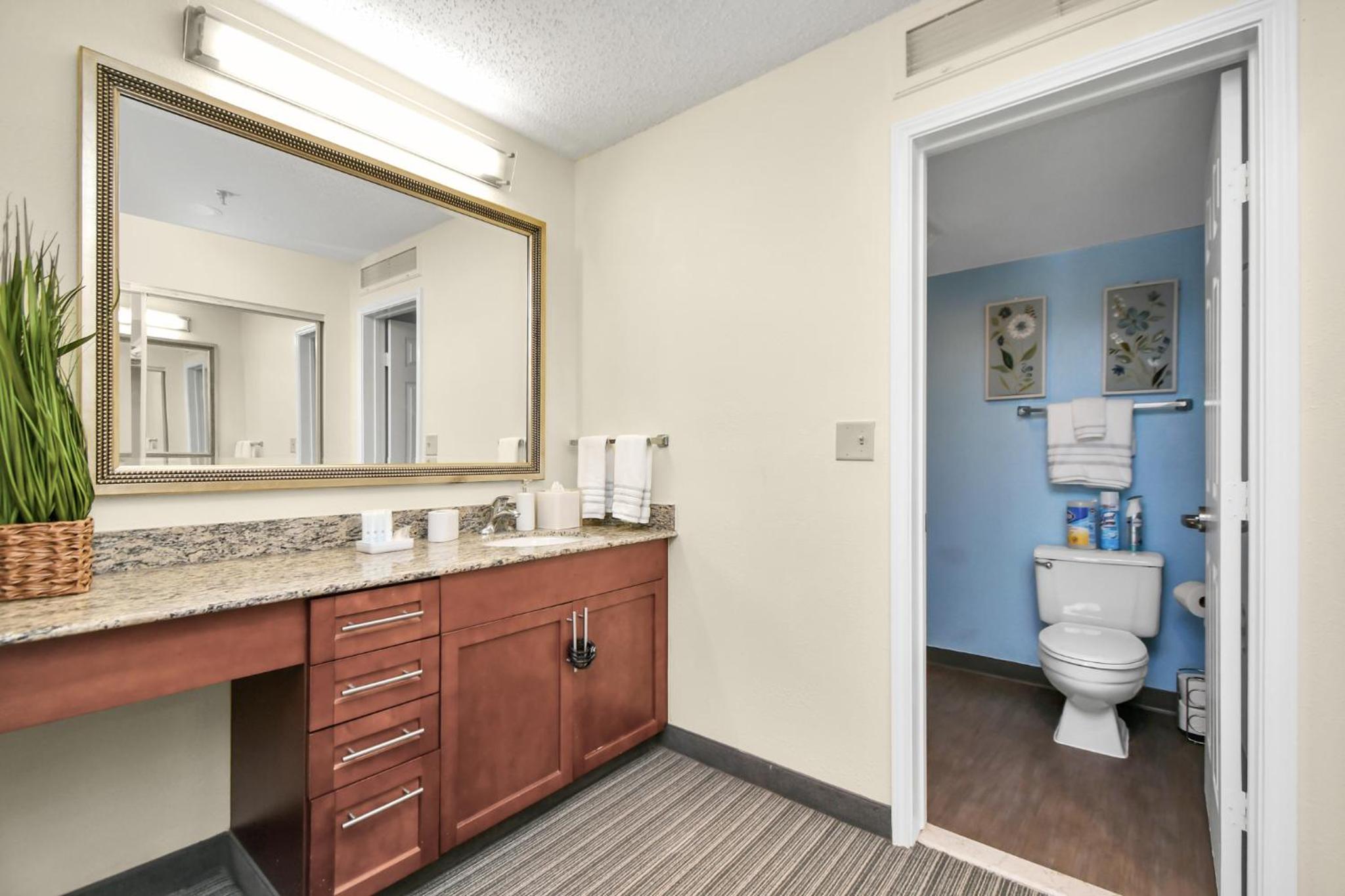 Cozi Getaway/King Bed/POOL