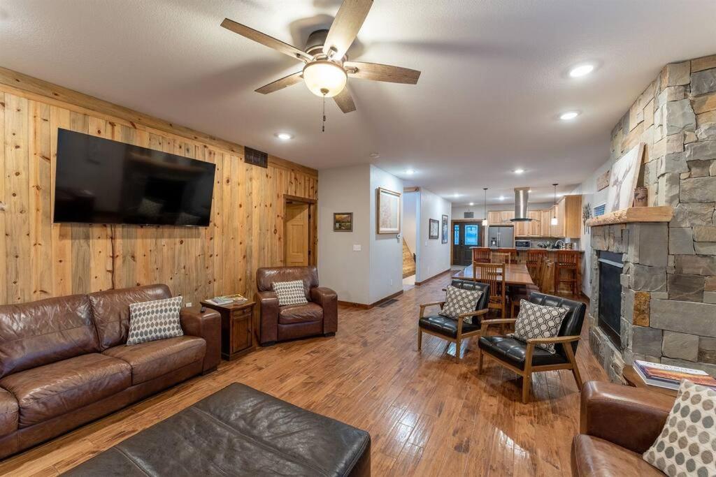 Sleeps 16 Walk to Grand Lake & Town Sauna, Theater & Game Room Lake View! view 4