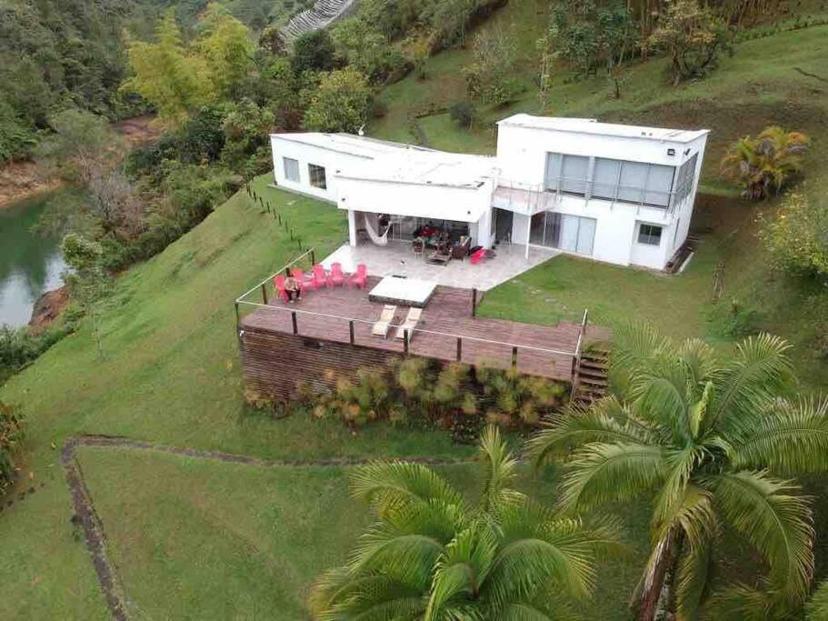 Casa familiar- frente a la represa