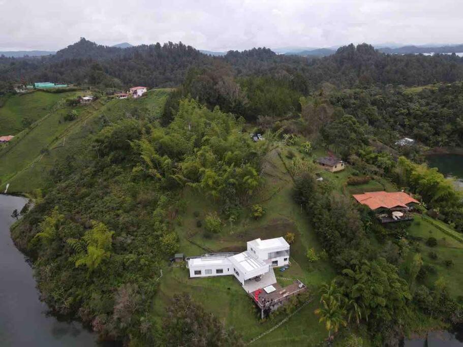 Casa familiar- frente a la represa