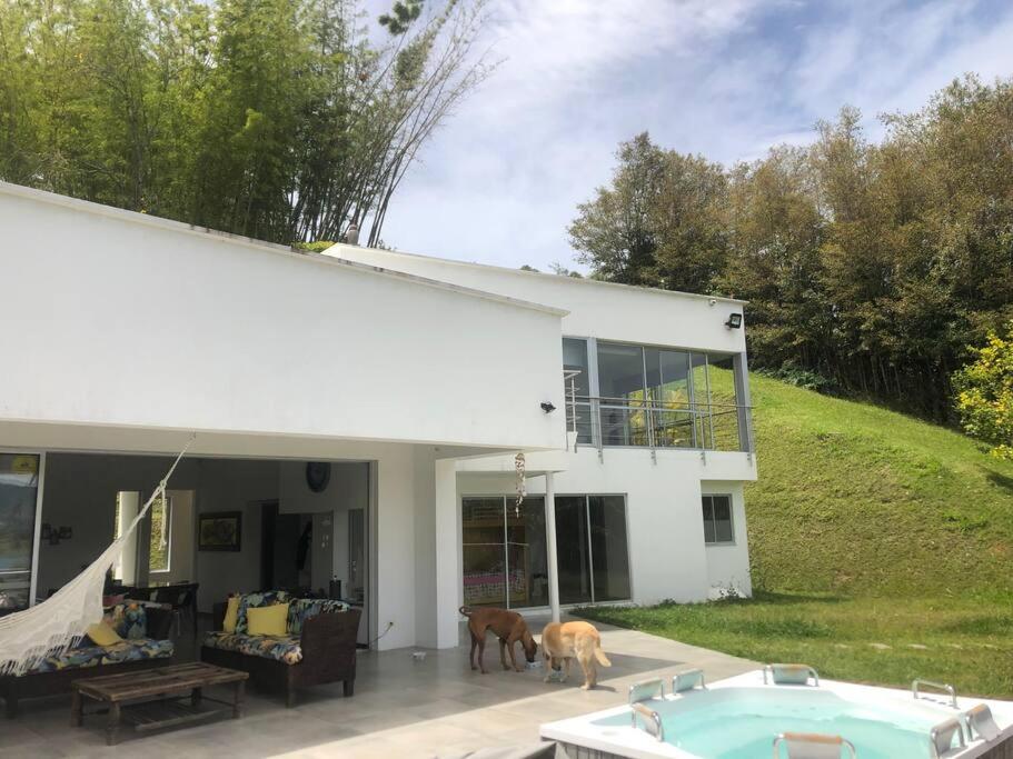 Casa familiar- frente a la represa