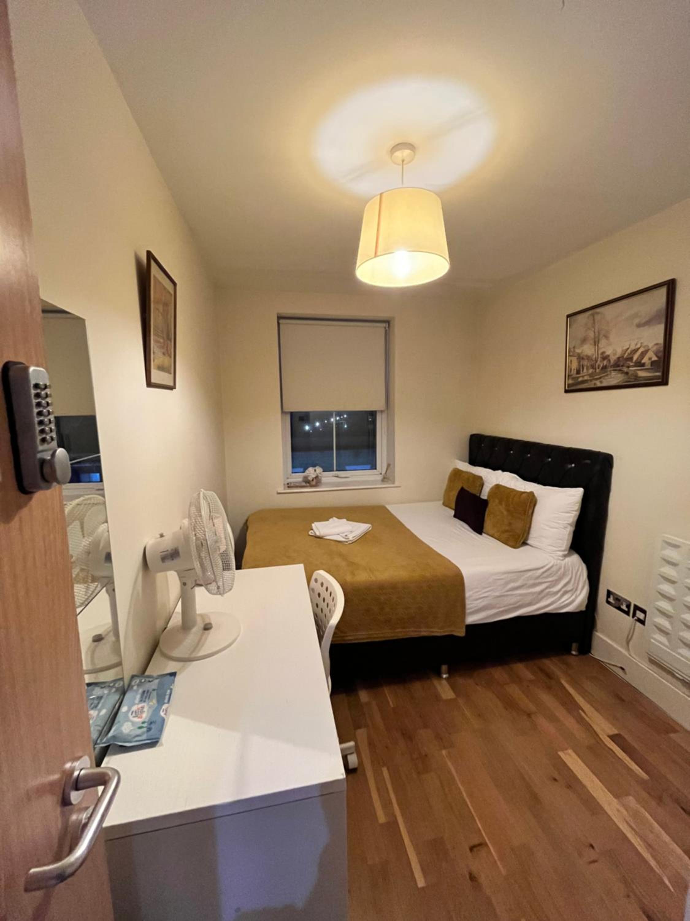 Metropolitan Coziness Private Bedrooms in Euston Station 161 view 3