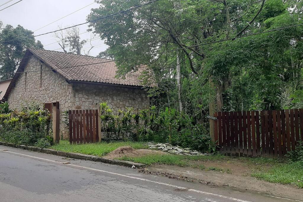 Lallybroch linda casa com piscina na beira do rio