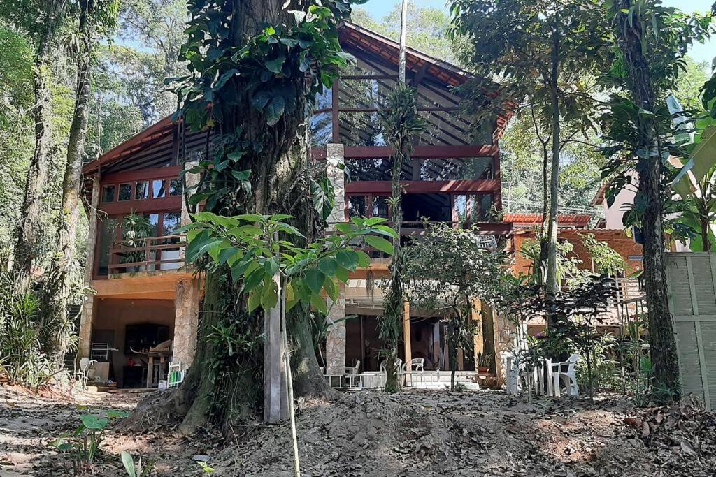 Lallybroch linda casa com piscina na beira do rio
