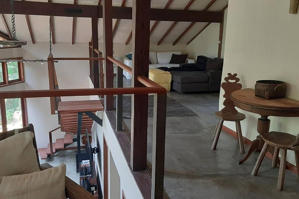 Lallybroch linda casa com piscina na beira do rio