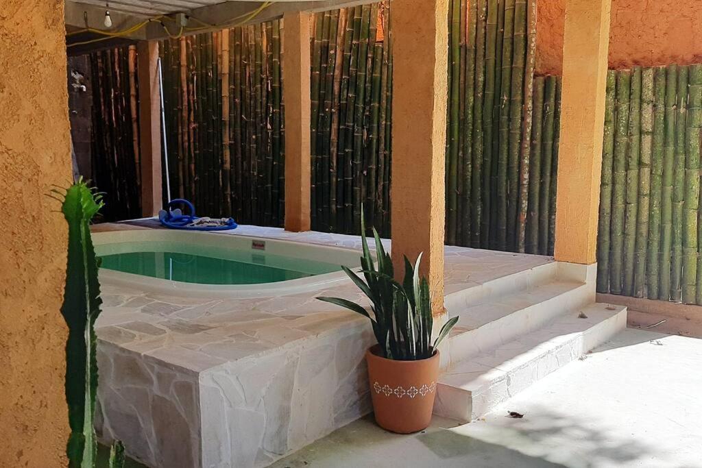Lallybroch linda casa com piscina na beira do rio