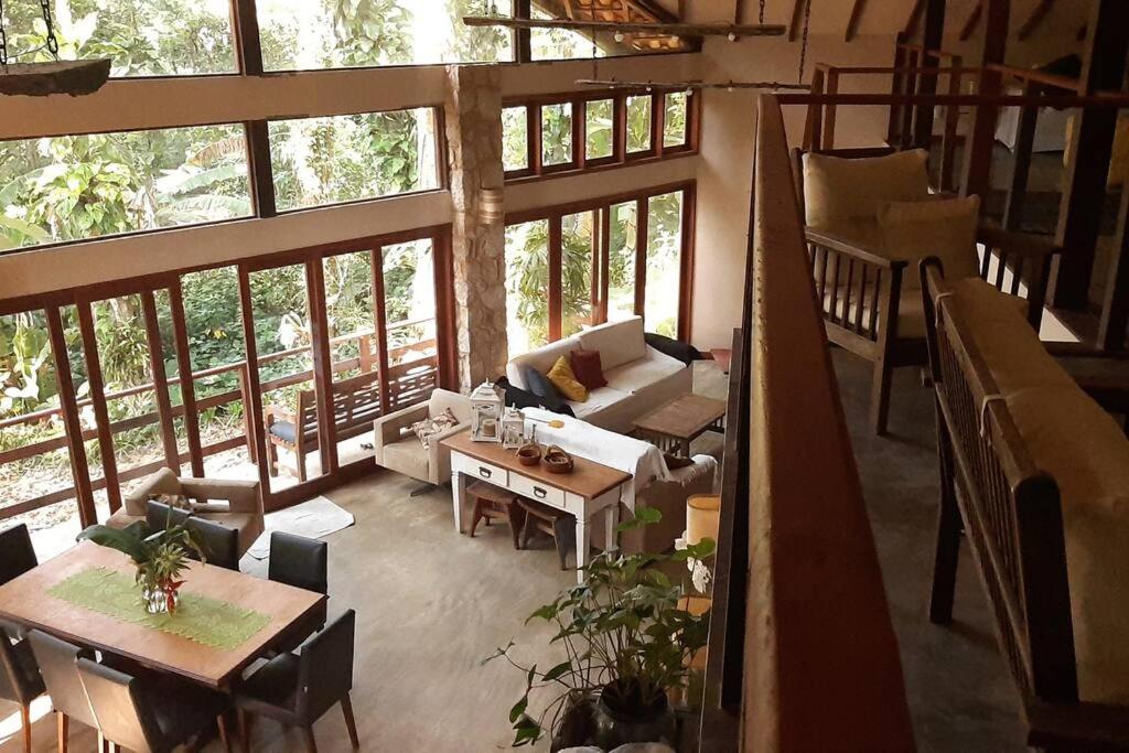 Lallybroch linda casa com piscina na beira do rio