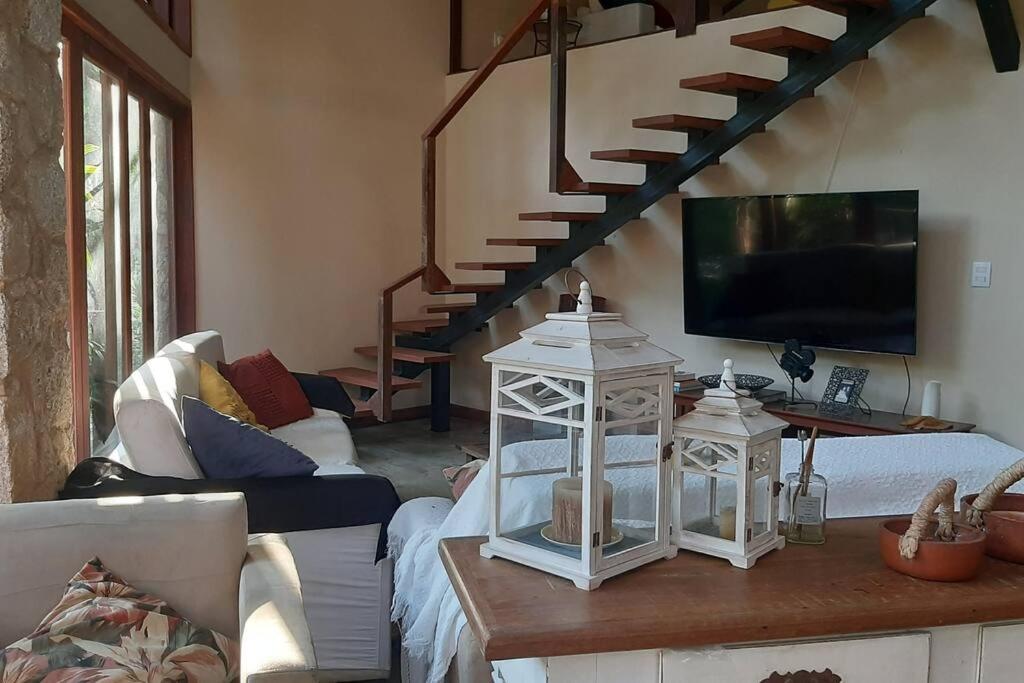 Lallybroch linda casa com piscina na beira do rio