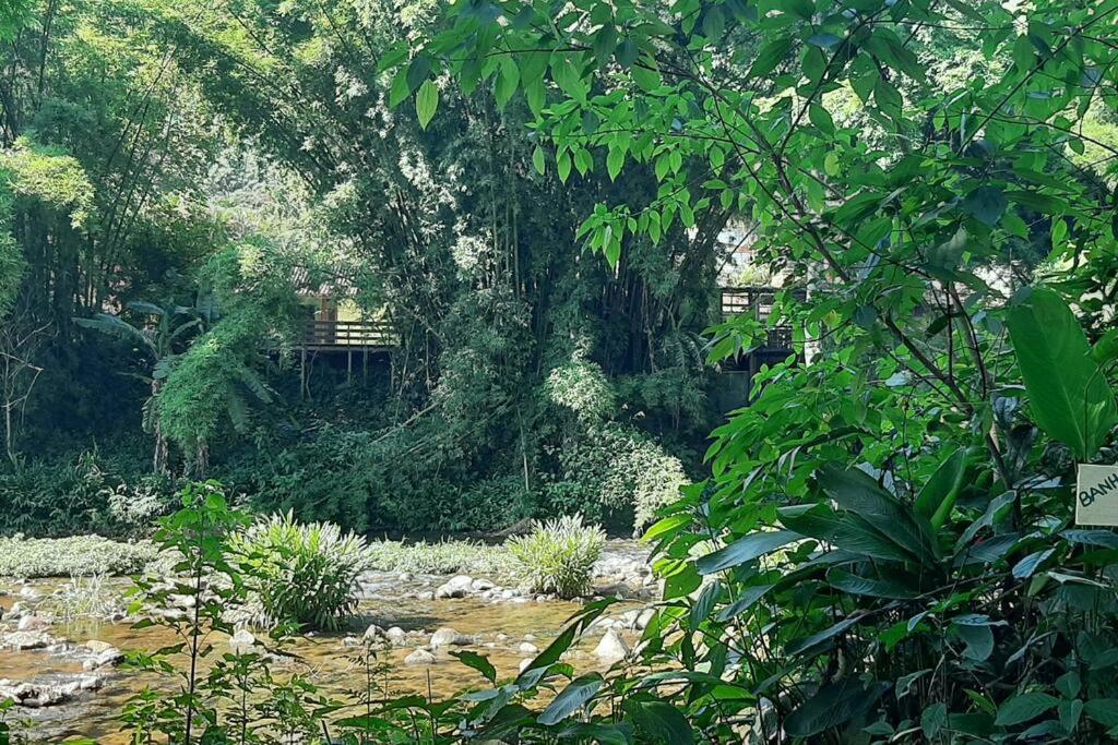 Lallybroch linda casa com piscina na beira do rio