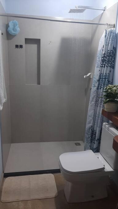 Lallybroch linda casa com piscina na beira do rio