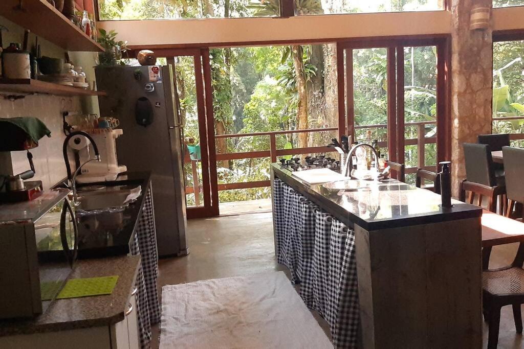 Lallybroch linda casa com piscina na beira do rio