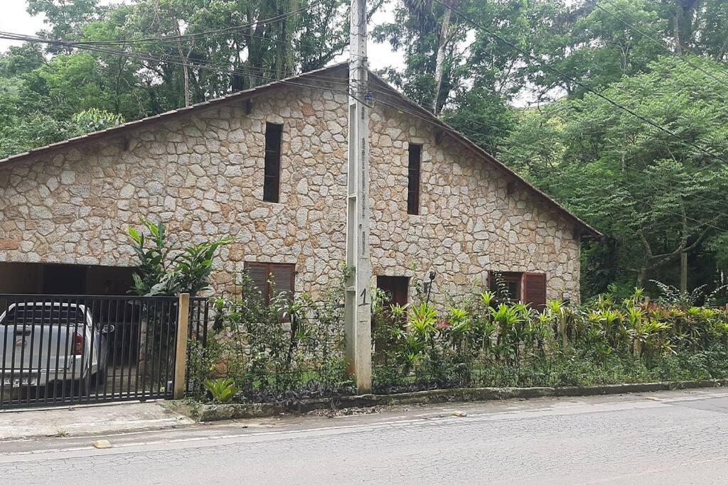 Lallybroch linda casa com piscina na beira do rio