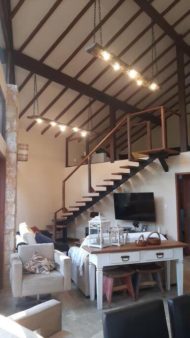Lallybroch linda casa com piscina na beira do rio