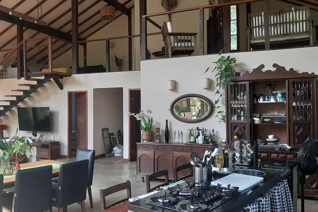 Lallybroch linda casa com piscina na beira do rio