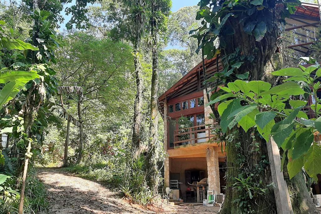 Lallybroch linda casa com piscina na beira do rio