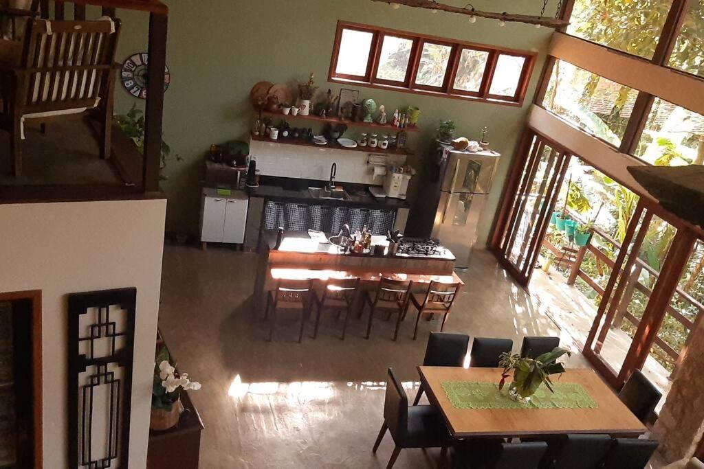 Lallybroch linda casa com piscina na beira do rio