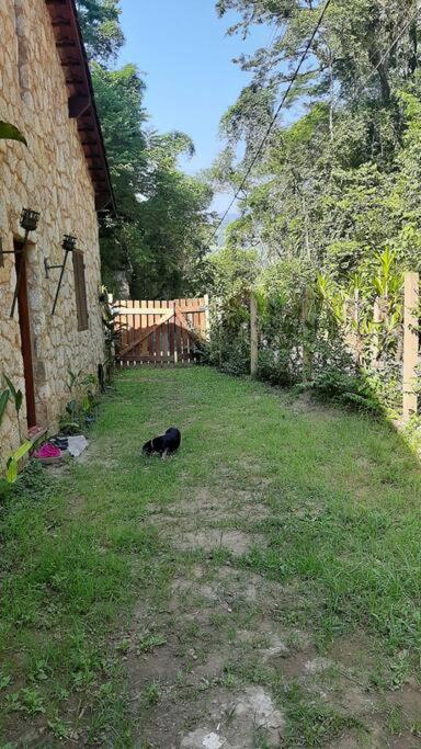 Lallybroch linda casa com piscina na beira do rio