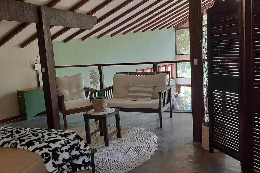 Lallybroch linda casa com piscina na beira do rio